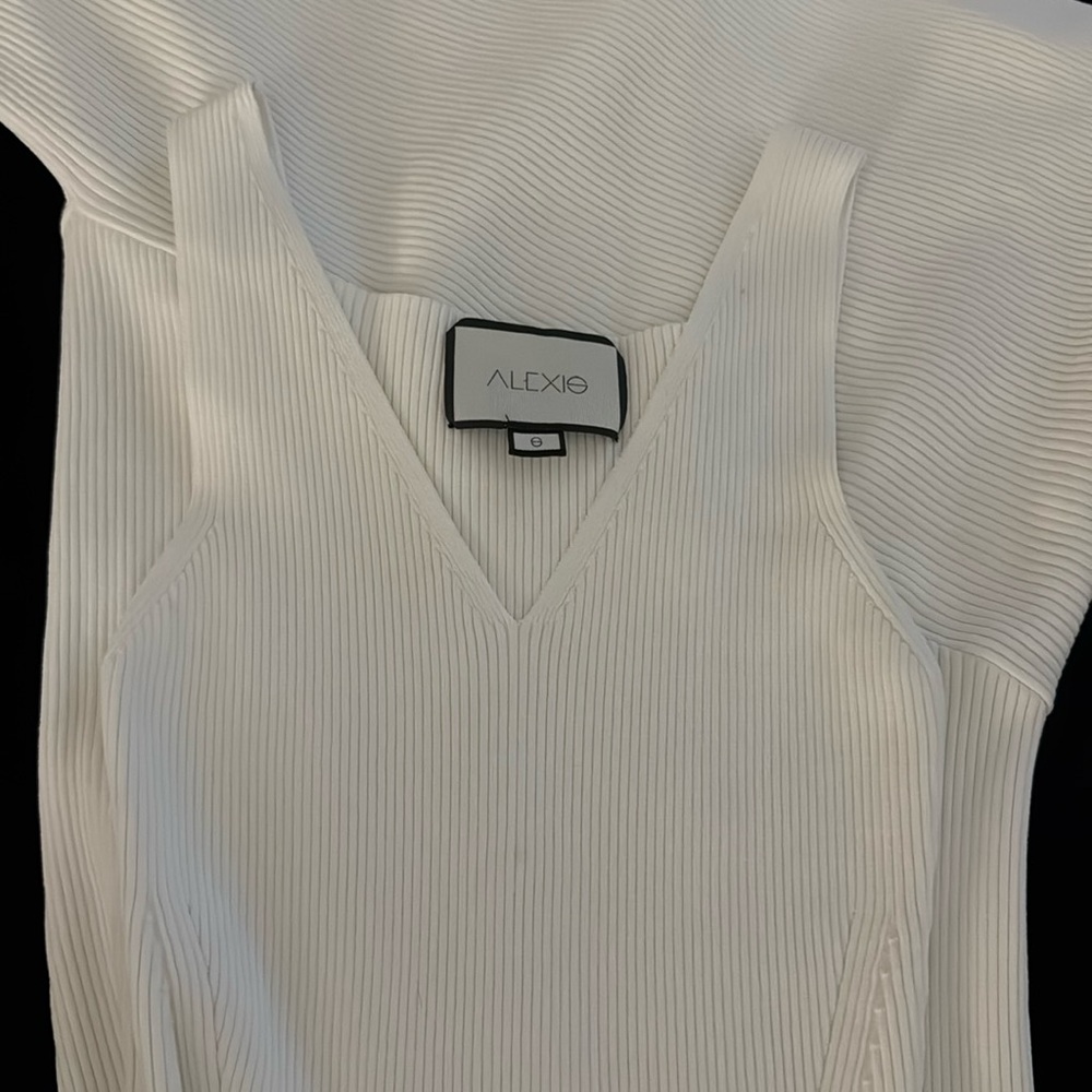 🩷Alexis Gorgeous Elegant Off-White/Ivory Ribbed Sleeveless Dress🩷